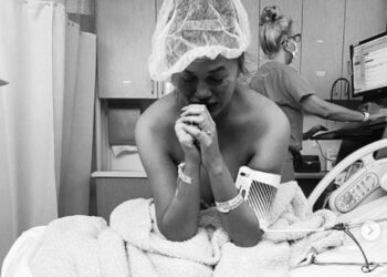 Chrissy Teigen revela motivos para postar fotos após perder bebê