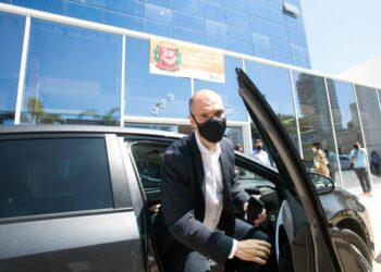 Covas evita estabelecer data para pagamento de renda emergencial em SP