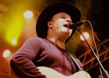 Cantor Paraná realiza live neste sábado (31/10) com participações especiais