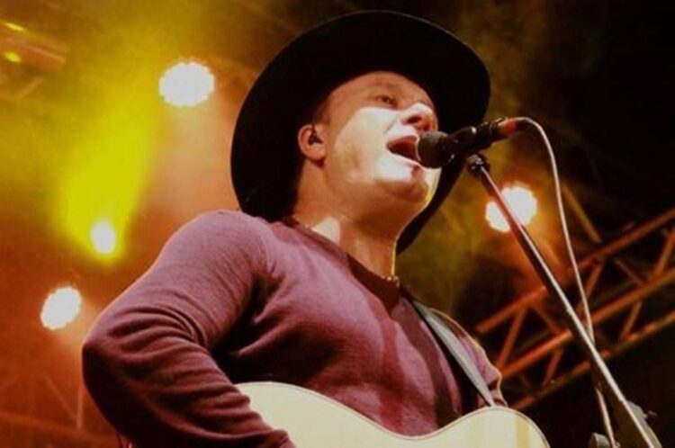 Cantor Paraná realiza live neste sábado (31/10) com participações especiais