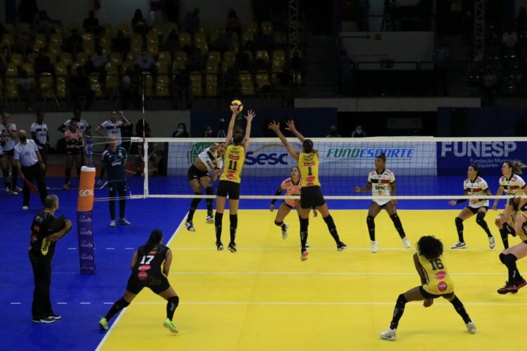 Praia Clube ganha do Sesc Flamengo no Guanandizão; competição de vôlei feminina