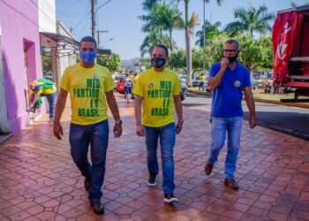 Coronel David conversa com comerciantes, irmãos de farda e percorre hospital