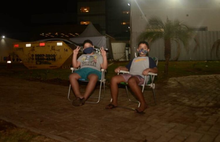 Filhos levam cadeira de praia em frente ao Hospital para ver pai com Covid-19