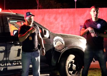 Dupla de jovens é presa suspeita de vender drogas dentro de condomínio da Capital