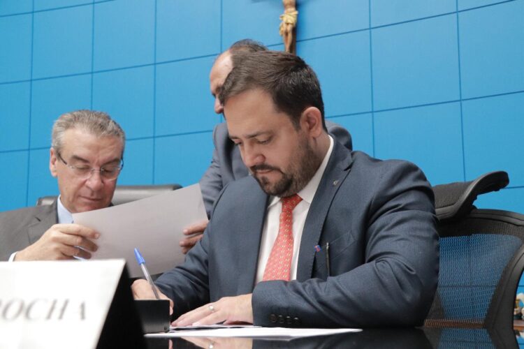 Projeto de Marcio Fernandes que beneficia transporte escolar é sancionado