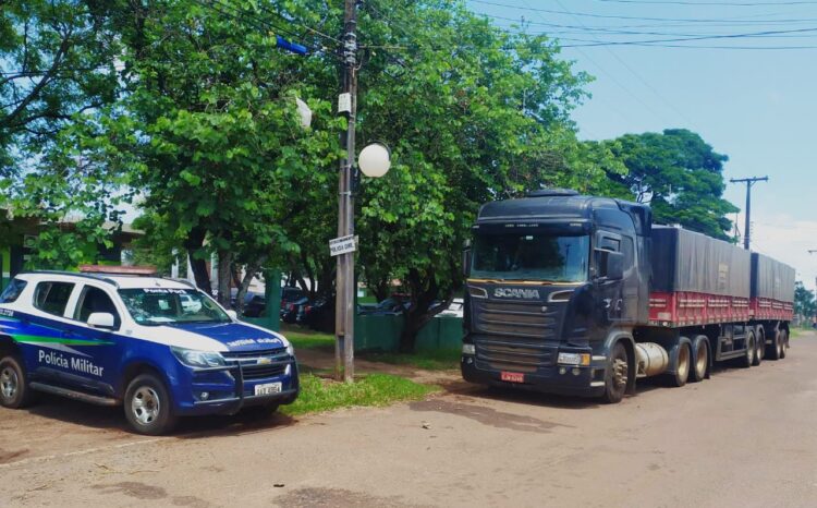 PM recupera carreta bitrem enquanto motorista era mantido em cativeiro em SP