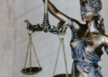 Quais os princípios que guiam a administração pública?
