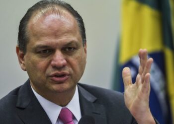 Líder do governo diz que órgãos de controle atrapalham articulação do Planalto