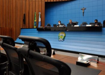 Deputados devem votar nesta terça-feira proposta orçamentária e revisão do PPA