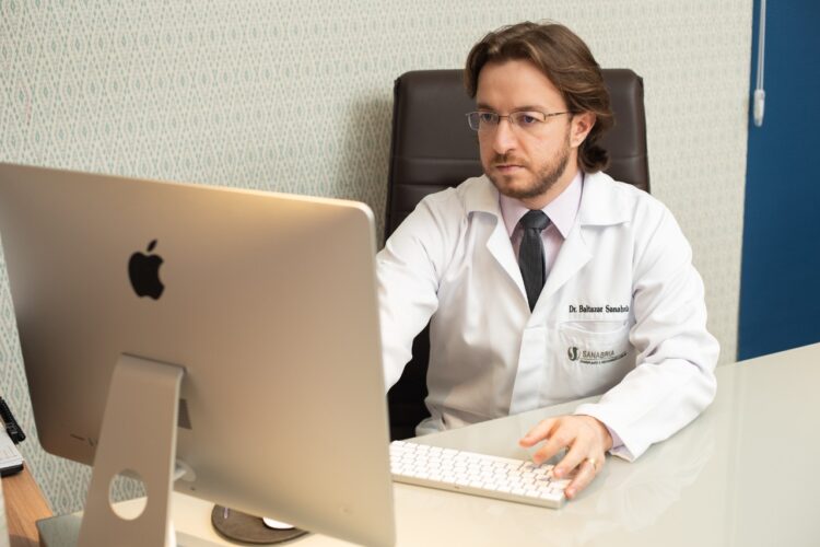 Dermatologista de MS é destaque em revista internacional em relação ao tratamento de calvície