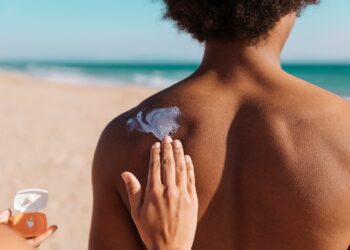 Dezembro Laranja: campanha nacional conscientiza população sobre o câncer de pele