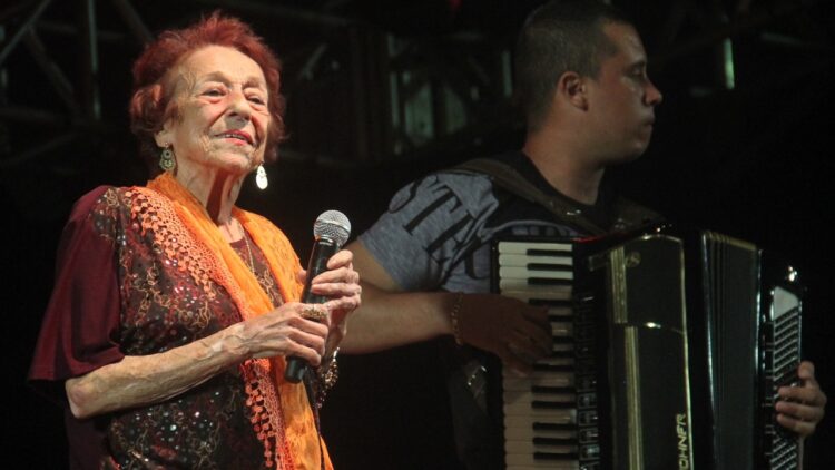 Final do Festival On-Line da Melhor Idade terá participação da cantora Delinha