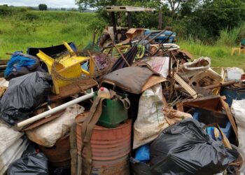PMA, Bombeiros e Colônia de Pescadores em 30 barcos retiram 1 tonelada de lixo de rio