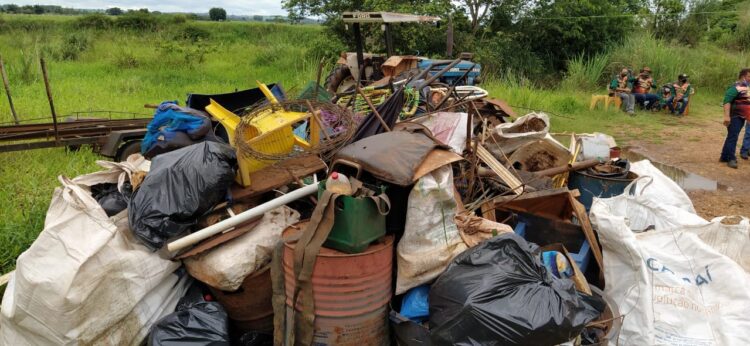 PMA, Bombeiros e Colônia de Pescadores em 30 barcos retiram 1 tonelada de lixo de rio