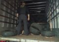 DOF apreende carga em carreta com cerca de 2 mil pneus contrabandeados do Paraguai