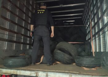 DOF apreende carga em carreta com cerca de 2 mil pneus contrabandeados do Paraguai
