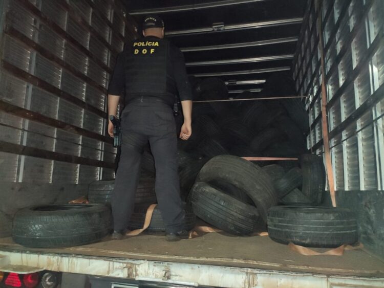 DOF apreende carga em carreta com cerca de 2 mil pneus contrabandeados do Paraguai