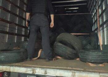 DOF apreende carga em carreta com cerca de 2 mil pneus contrabandeados do Paraguai