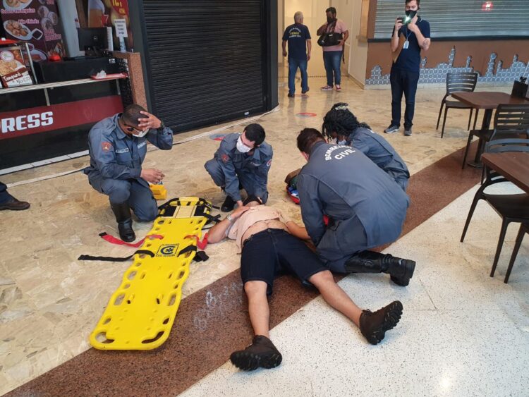 Simulado de explosão de gás em praça de alimentação de shopping chama a atenção