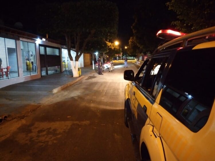 Ao todo, 528 pessoas foram flagradas nas ruas após o toque de recolher, às 22h