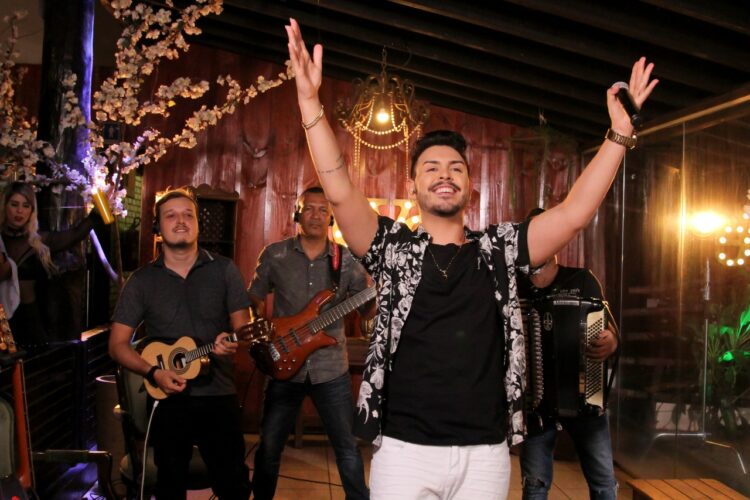 Cantor Max Henrique faz ‘Show Live’ neste próximo sábado no YouTube