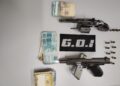 Em bar, homem é preso com revólver e outro confessa ter vendido pistola para casal da Bahia