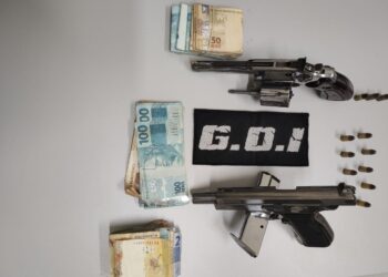 Em bar, homem é preso com revólver e outro confessa ter vendido pistola para casal da Bahia