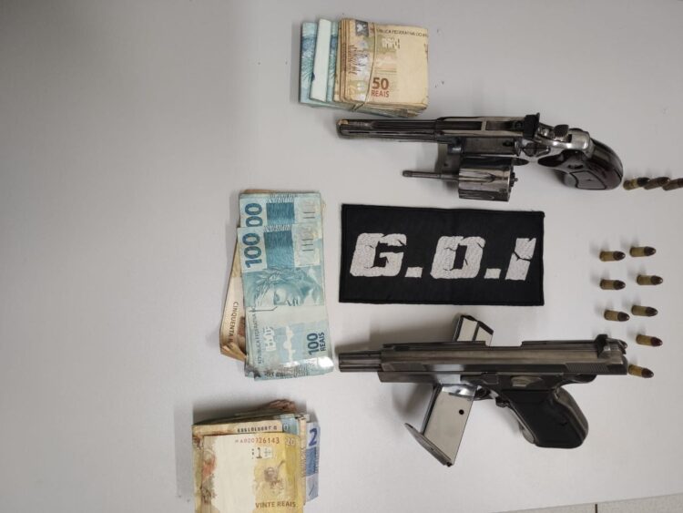 Em bar, homem é preso com revólver e outro confessa ter vendido pistola para casal da Bahia