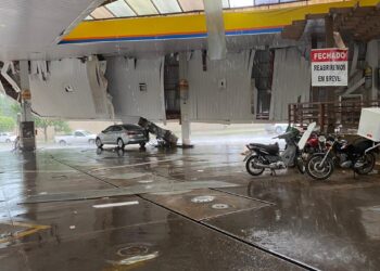 Chuva forte com vendaval derruba teto de posto de combustíveis na Capital