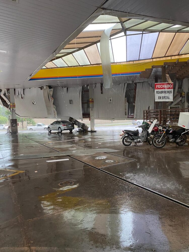 Chuva forte com vendaval derruba teto de posto de combustíveis na Capital