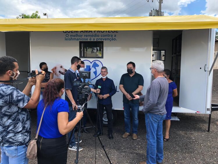 Deputado Marcio Fernandes entrega Castramóvel para população de Sonora