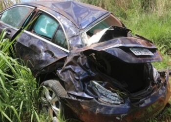 Mercedes capota na BR-060 e deixa patrão e funcionário feridos