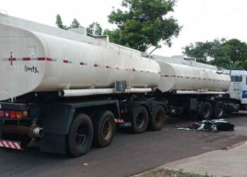 Motociclista de 22 anos morre, após colidir com caminhão tanque