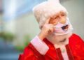 Papai Noel chega em clínica de vacinas por drive thru
