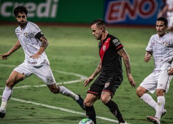 Atlético-GO e Fluminense medem forças nesta quarta-feira