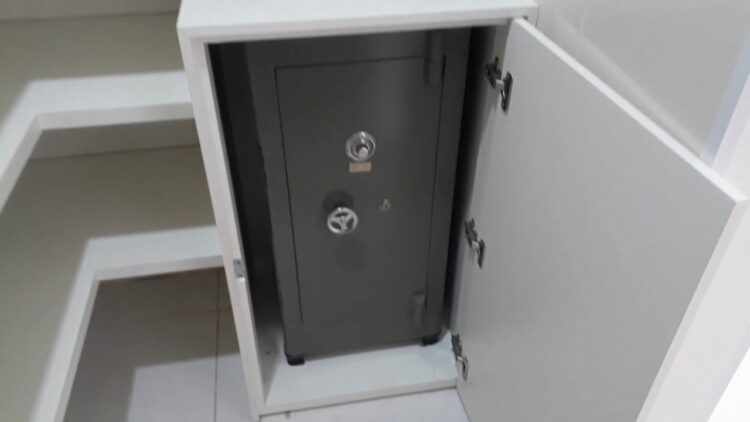 Ladrões furtam R$ 40 mil de cofre de casa e suspeita é que funcionário passou informações