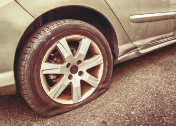 Bêbado, homem é preso dirigindo Peugeot com pneu furado na Júlio de Castilho