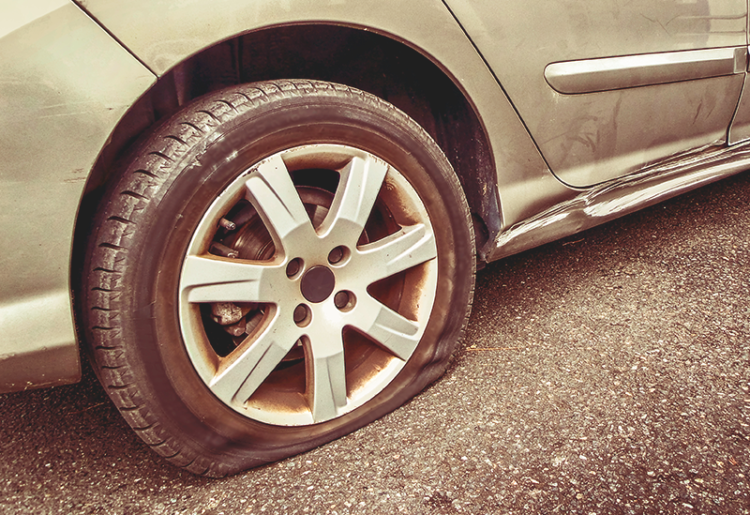 Bêbado, homem é preso dirigindo Peugeot com pneu furado na Júlio de Castilho