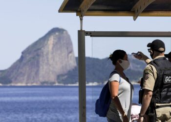 Festas de Réveillon pelo litoral brasileiro são canceladas devido à pandemia de covid-19