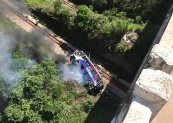 Ônibus cai de viaduto na BR-381 em MG e deixa 10 mortos