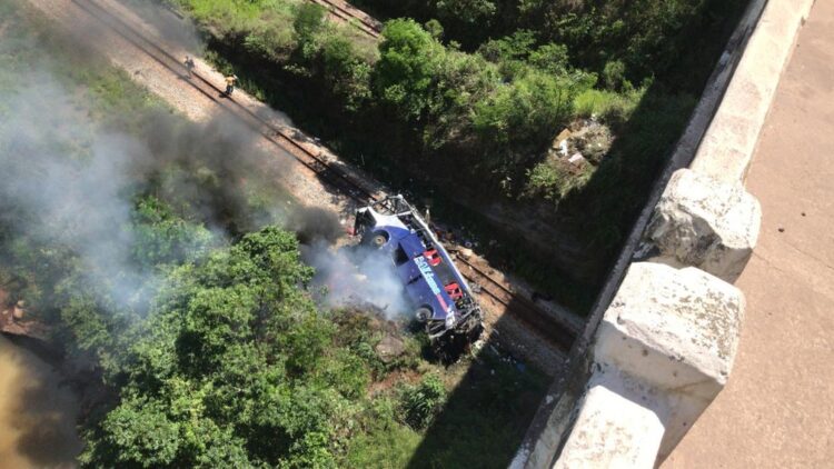 Ônibus cai de viaduto na BR-381 em MG e deixa 10 mortos