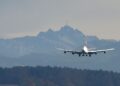 Boeing 737-500 some do radar logo após decolar na Indonésia