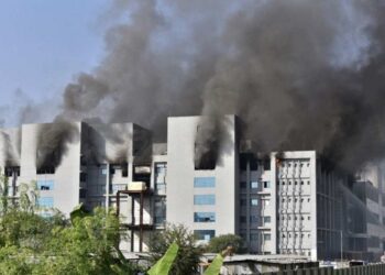 Incêndio atinge instituto que produz vacinas na Índia e mata 5 pessoas