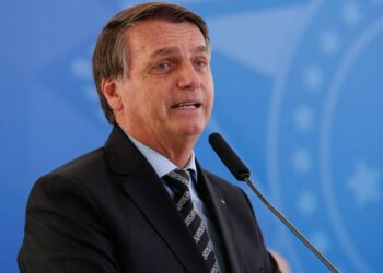 Bolsonaro edita MP que flexibiliza regras de aquisição de vacinas