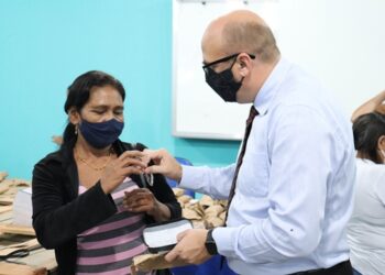 Prefeitura de Amambai entrega mais 208 óculos para a população