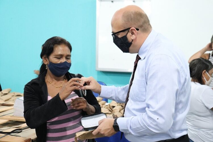 Prefeitura de Amambai entrega mais 208 óculos para a população