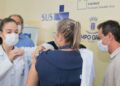 Prefeitura inicia vacinação contra o Covid em profissionais de saúde e idosos em asilos
