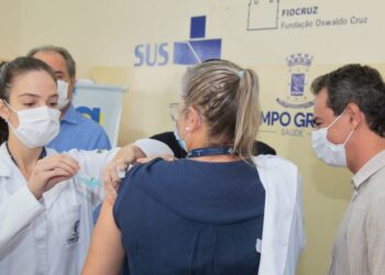Prefeitura inicia vacinação contra o Covid em profissionais de saúde e idosos em asilos