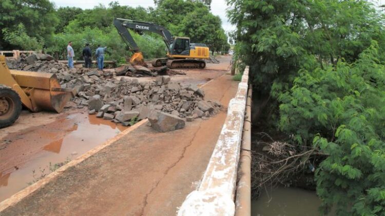 Prefeitura recupera estragos da chuva no Santa Emília e região