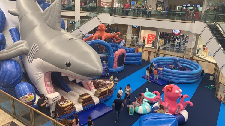 Tubarão gigante invade shopping de Campo Grande